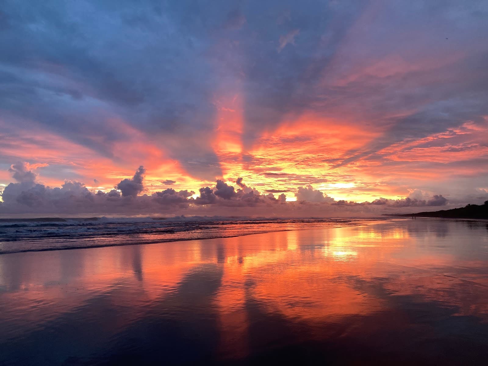 Sun rays over the Pacific at sunset