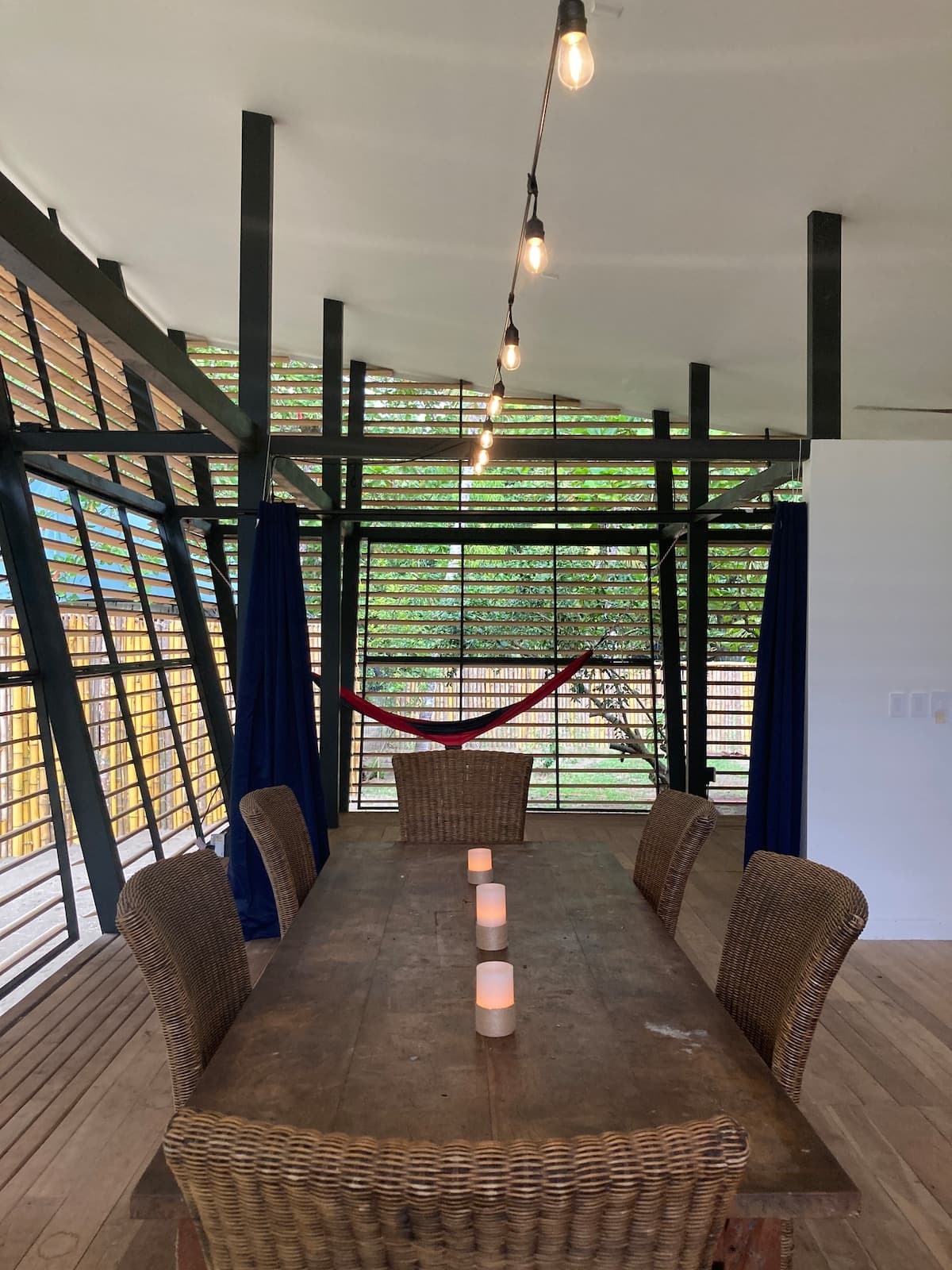 No-Footprint House, dining room